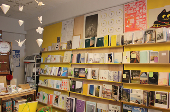 책마다 노란 포스트잇을 붙여 독자의 의견을 볼 수 있다.