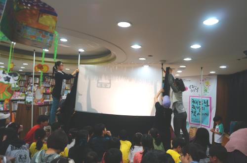 이날 행사에선 ‘먹보장군’이란 전래동화 이야기를 담은 어린이도서연구회의 그림자극이 공연됐다. 