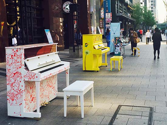 비가 온 다음날 강남역에 전시된 피아노들. 누구나 자유롭게 연주를 해볼 수 있다.