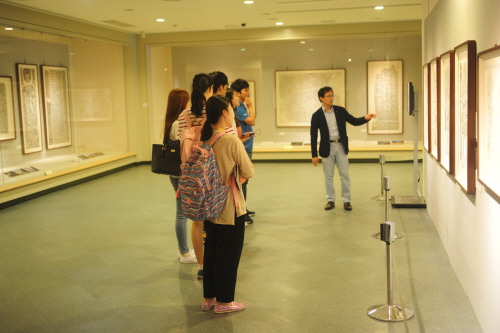 행소박물관에서 큐레이터의 설명에 귀기울이고 있는 학생들 