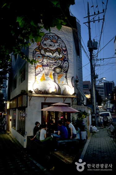 젊은 열정과 문화의 아이콘으로 꼽히는 홍대 부근 상수동(서울시 마포구) 골목 풍경.
